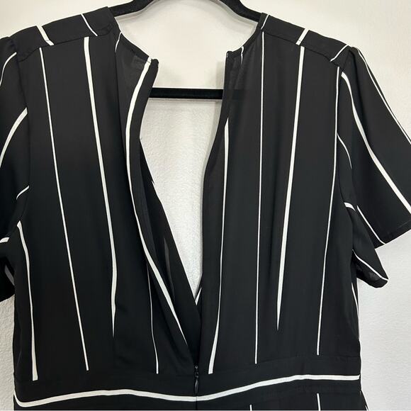 ASTR The Label Short Sleeve Deep V Striped Romper Black White Size Large - Picture 11 of 15